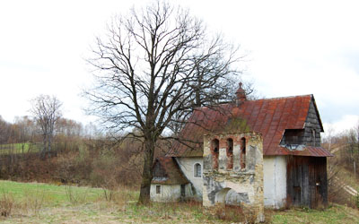 Na zdjęciu opuszczona i niszczejąca cerkiew greckokatolicka w Grabówce