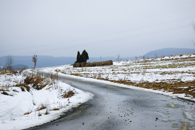 Na zdjęciu droga „Łączki” w miejscowości Jabłonka