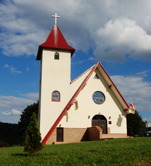 Na zdjęciu nowy kościół filialny (parafia w Warze) pw. Matki Bożej Anielskiej - Niewistka