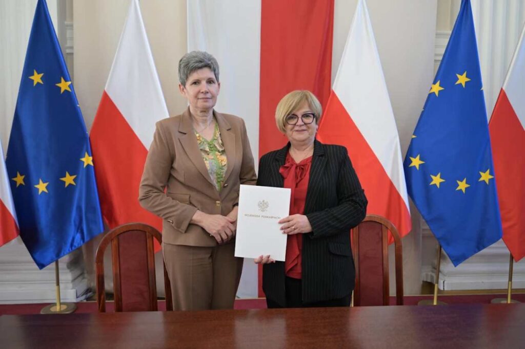 Wójt gminy Dydnia oraz wojewoda podkarpacki stoją z podpisaną umową na dofinansowanie.