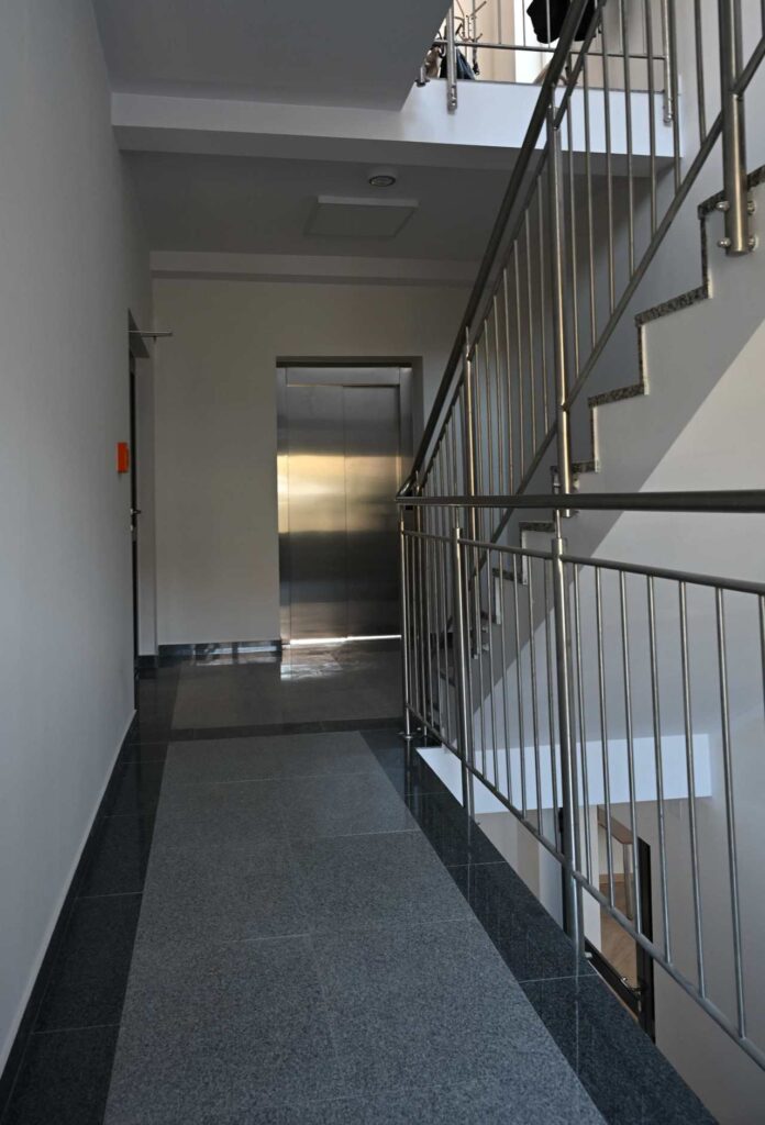 fragment klatki schodowej z windą