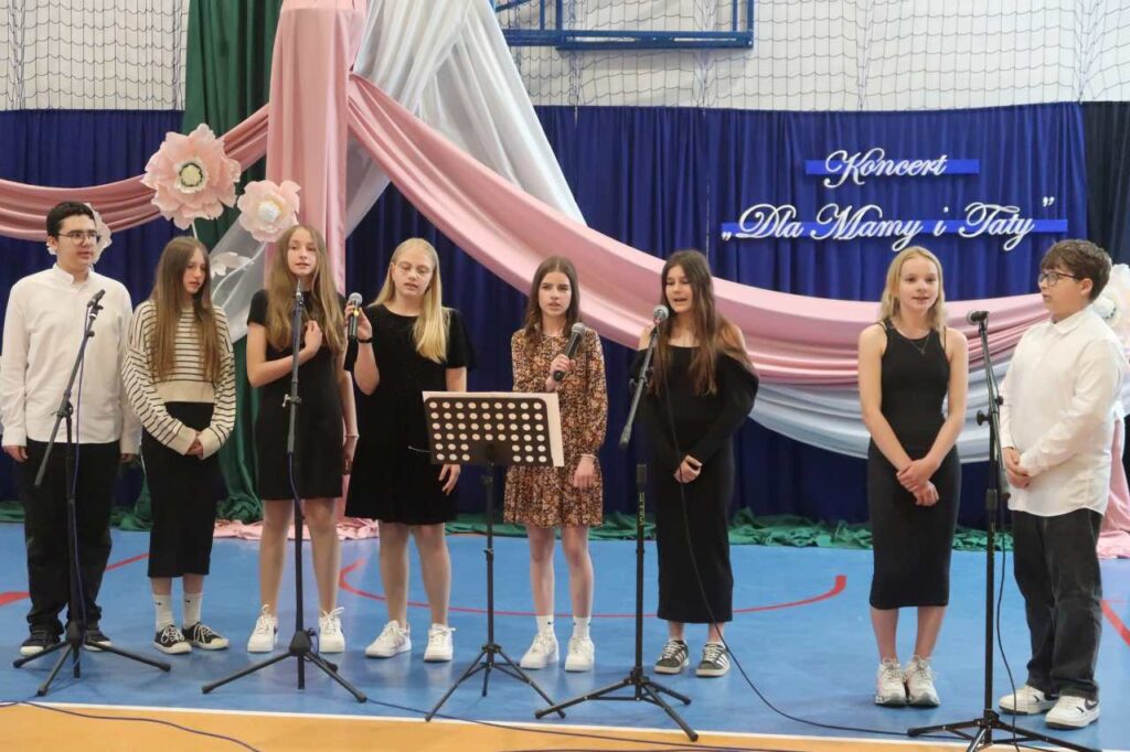 Występ artystyczny dzieci w ZS w Niebocku