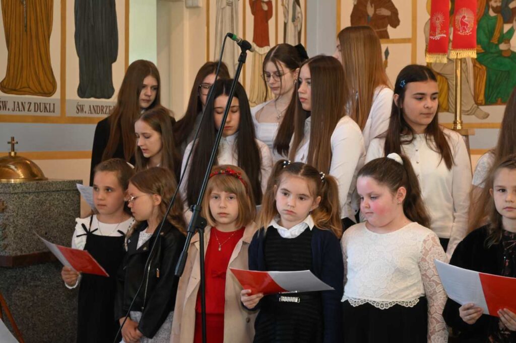 Uczestnicy koncertu patriotycznego przy ołtarzu w kościele w Niebocku
