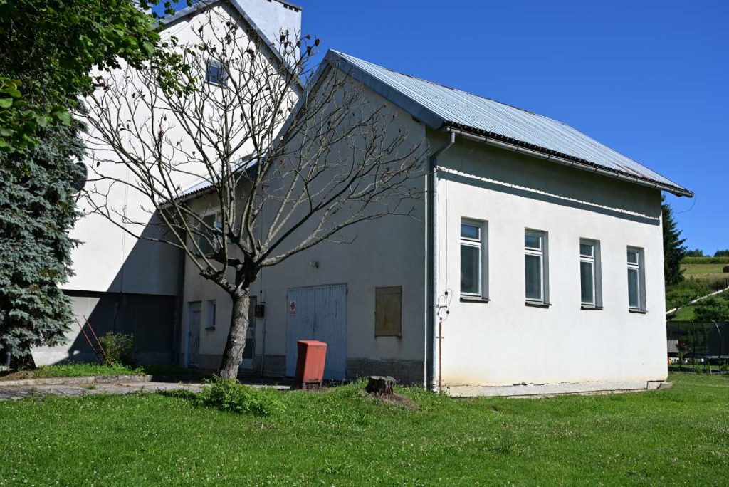plac wokół budynku byłej weterynarii