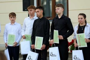 Uczniowie SM w Dydni z nagrodami i dyplomami na zakończenie roku szkolnego