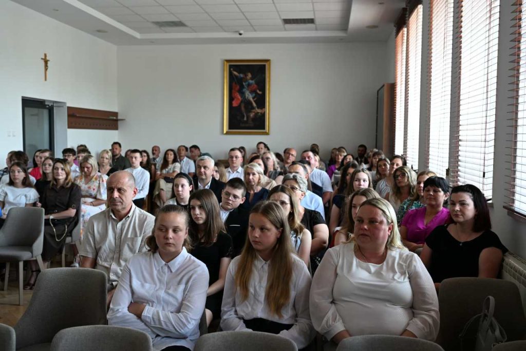 zgromadzeni laureaci z bliskimi