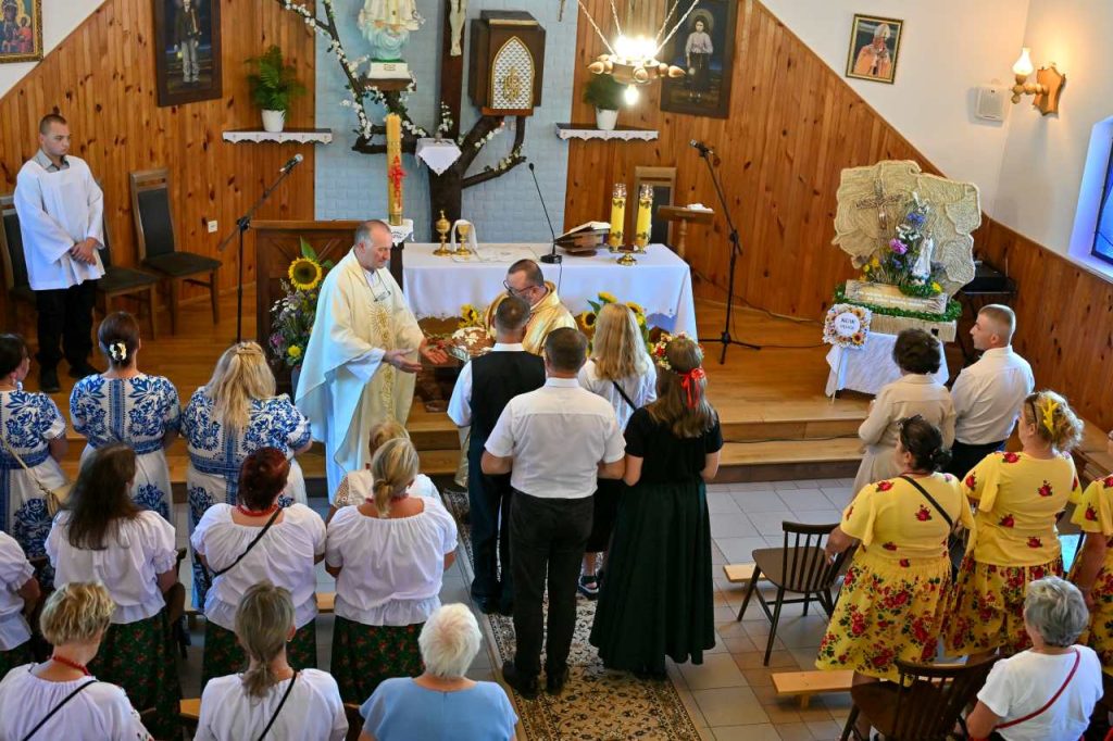 Przekazanie darów podczas uroczystej eucharystii
