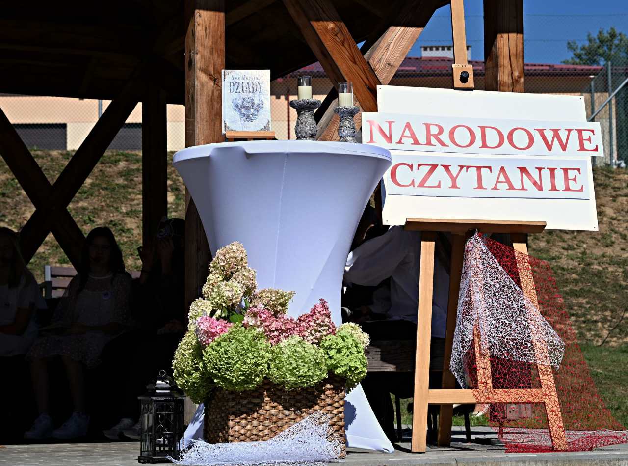 Miniaturka wpisu „Dziady” w scenerii parku podworskiego w Niebocku
